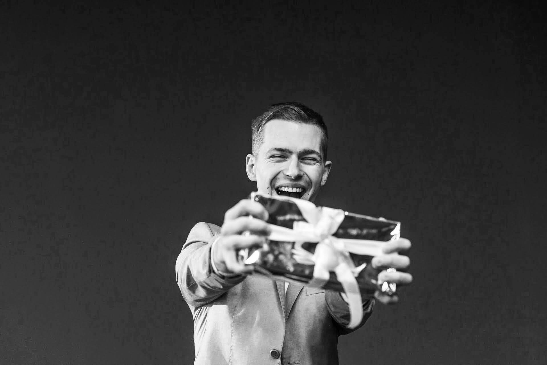 Papazaken man met cadeau